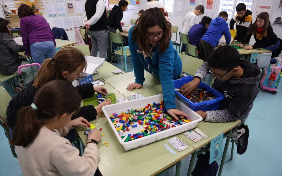‘Construye Valores’ muestra en las aulas de Sant Mateu la procedencia de la ropa y el consumo sostenible