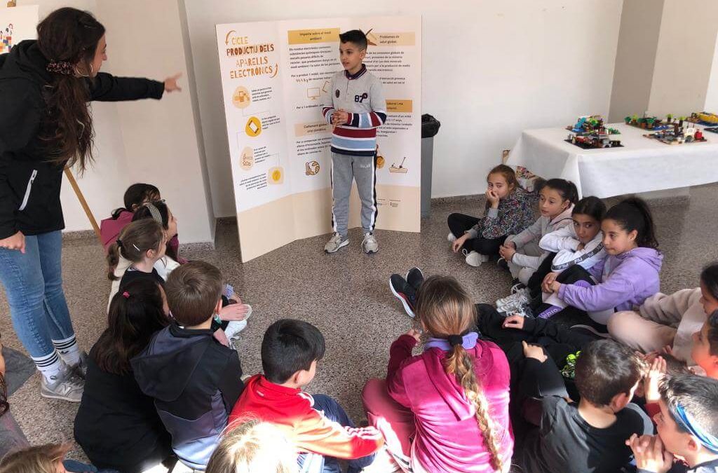 El alumnado del CEIP Montcabrer visita la exposición de ‘Construye Valores’