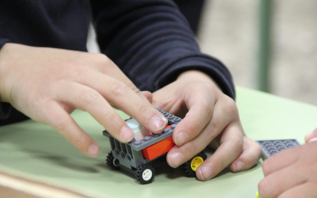 El colegio de Culla se conciencia sobre las desigualdades existentes en la fabricación de los aparatos electrónicos con ‘Construye Valores’