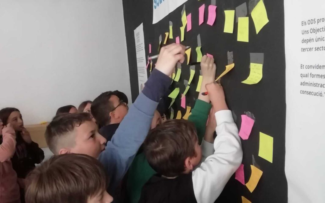 Los niños y niñas del CEIP El Bracal de Muro de Alcoy visitan la exposición de ‘Construye Valores’