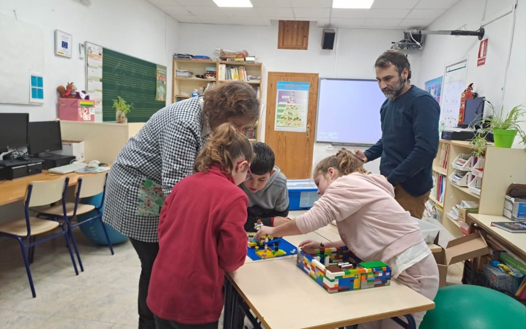 Niños y niñas de Vilar de Canes conocen como se fabrica un móvil con ‘Construye Valores’