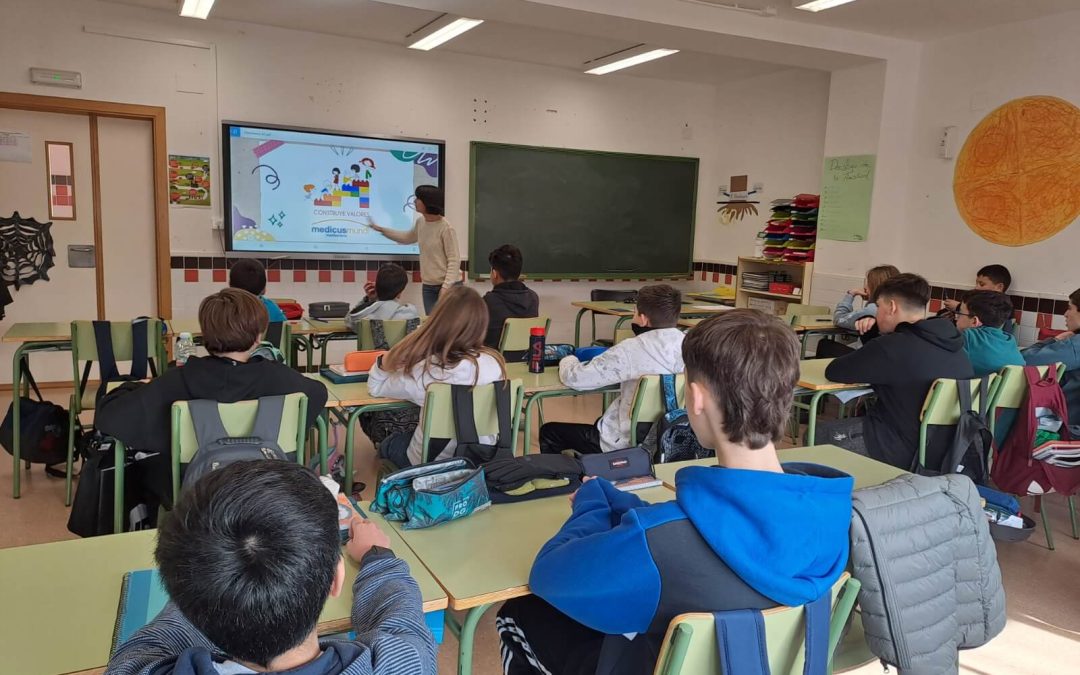 El alumnado de secundaria del IES Benassal conoce el ciclo productivo de los aparatos electrónicos con ‘Construye Valores’