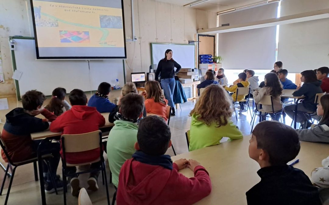 La producción textil a estudio en el colegio de Morella con ‘Construye Valores’