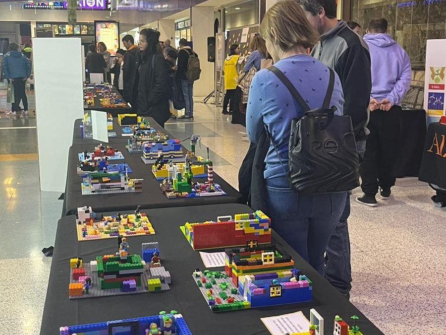 L’exposició de ‘Construeix Valors’ ja és visitable en el Centre Comercial Alzamora d’Alcoi