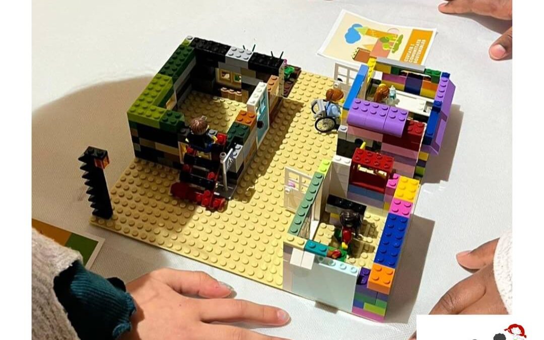 El alumnado del CRA Mariola visita la exposición de ‘Construye Valores’, un proyecto de Medicusmundi Mediterrània en el Centro Cultural Julia Pérez de Gaianes