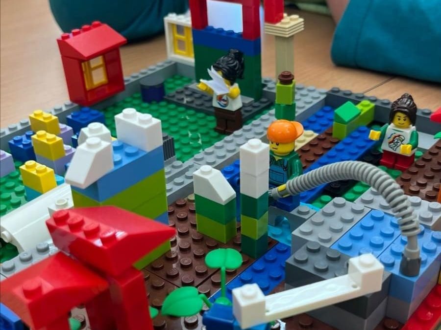 El proyecto ‘Construye Valores’ ha llegado a Costur. El alumnado del tercer ciclo de primaria del colegio local empezó ayer las clases teóricos-prácticas
