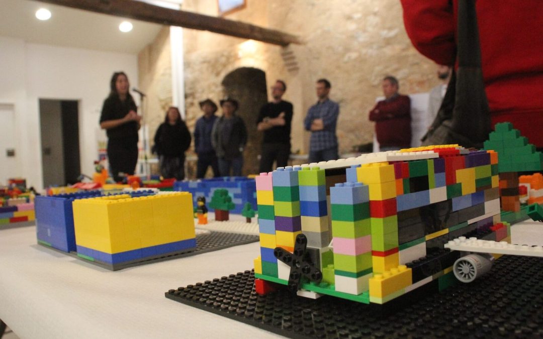 La exposición educativa de ‘Construint Valors’ se estrena en l’Alcora con reflexión y crítica medioambiental