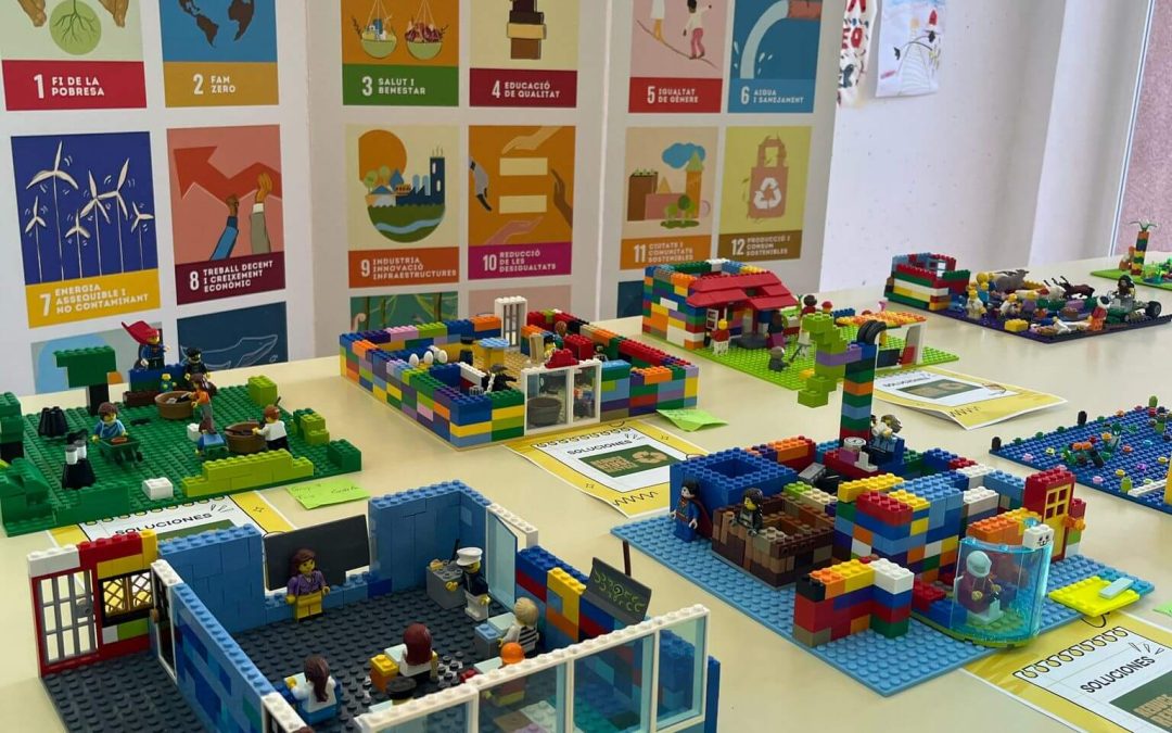 El aulario de Benimarfull del CRA La Encantada acoge la exposición de ‘Construye Valores’
