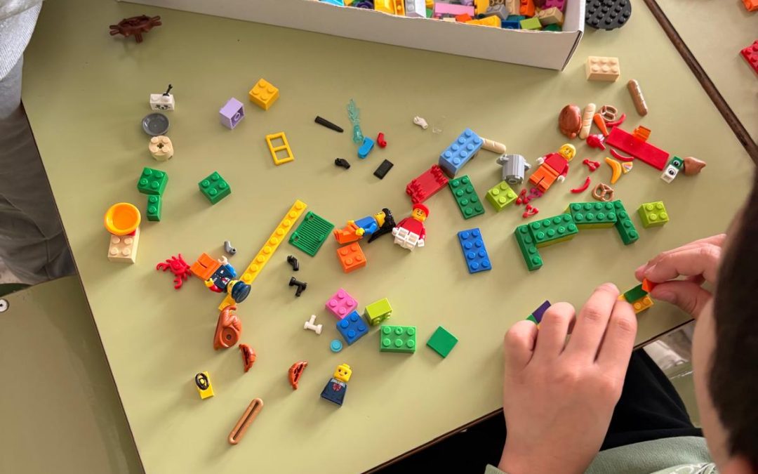 Construye Valores apuesta por las maquetas LEGO para acercar los problemas globales al alumnado