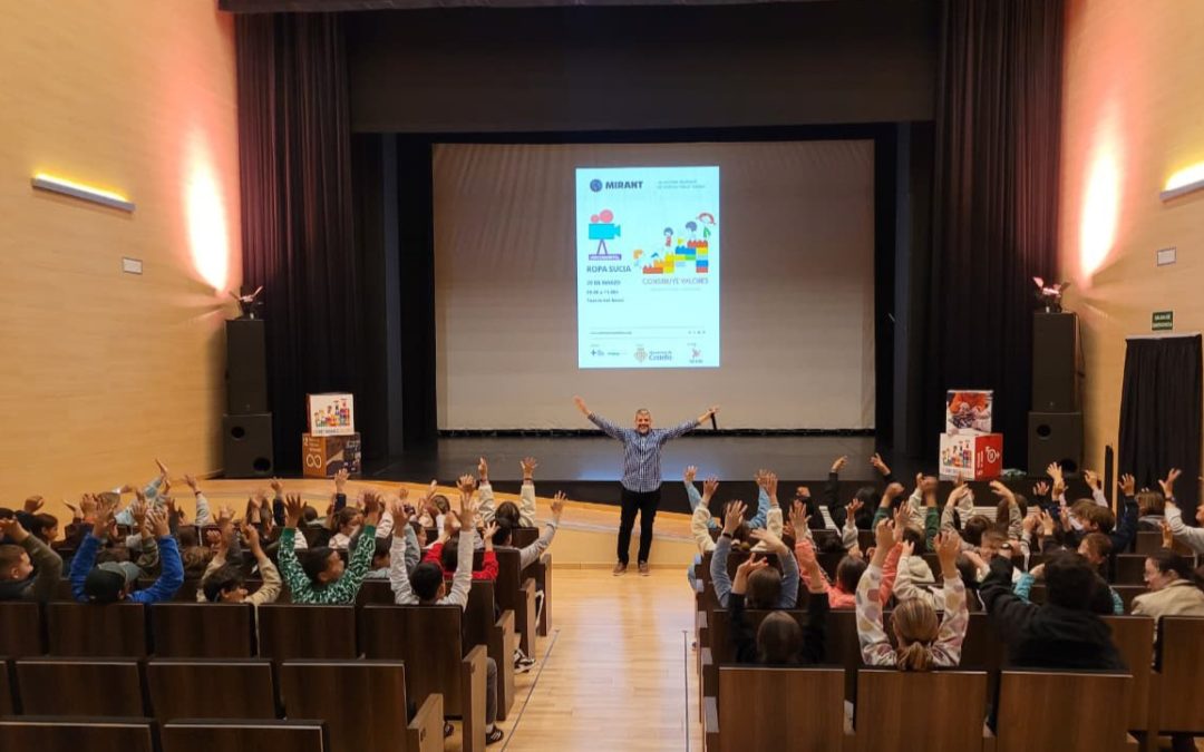 Construye Valores complementa su trabajo en las aulas de Castellón con la proyección del documental ‘Ropa Sucia’ en el Raval